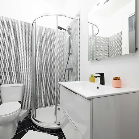 Large With Modern Art Vibes Perfect For 3 * Париж