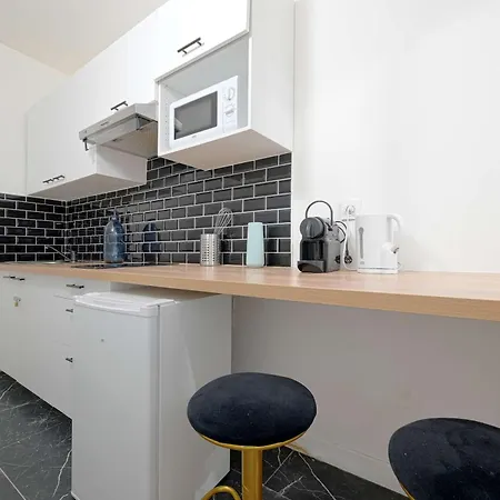 Large With Modern Art Vibes Perfect For 3 *
